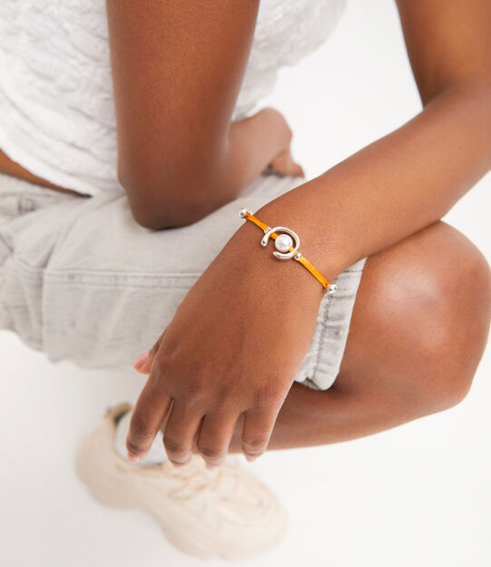 Bracciale in filo arancione con perla shell assortimento placcato argento Sterling.